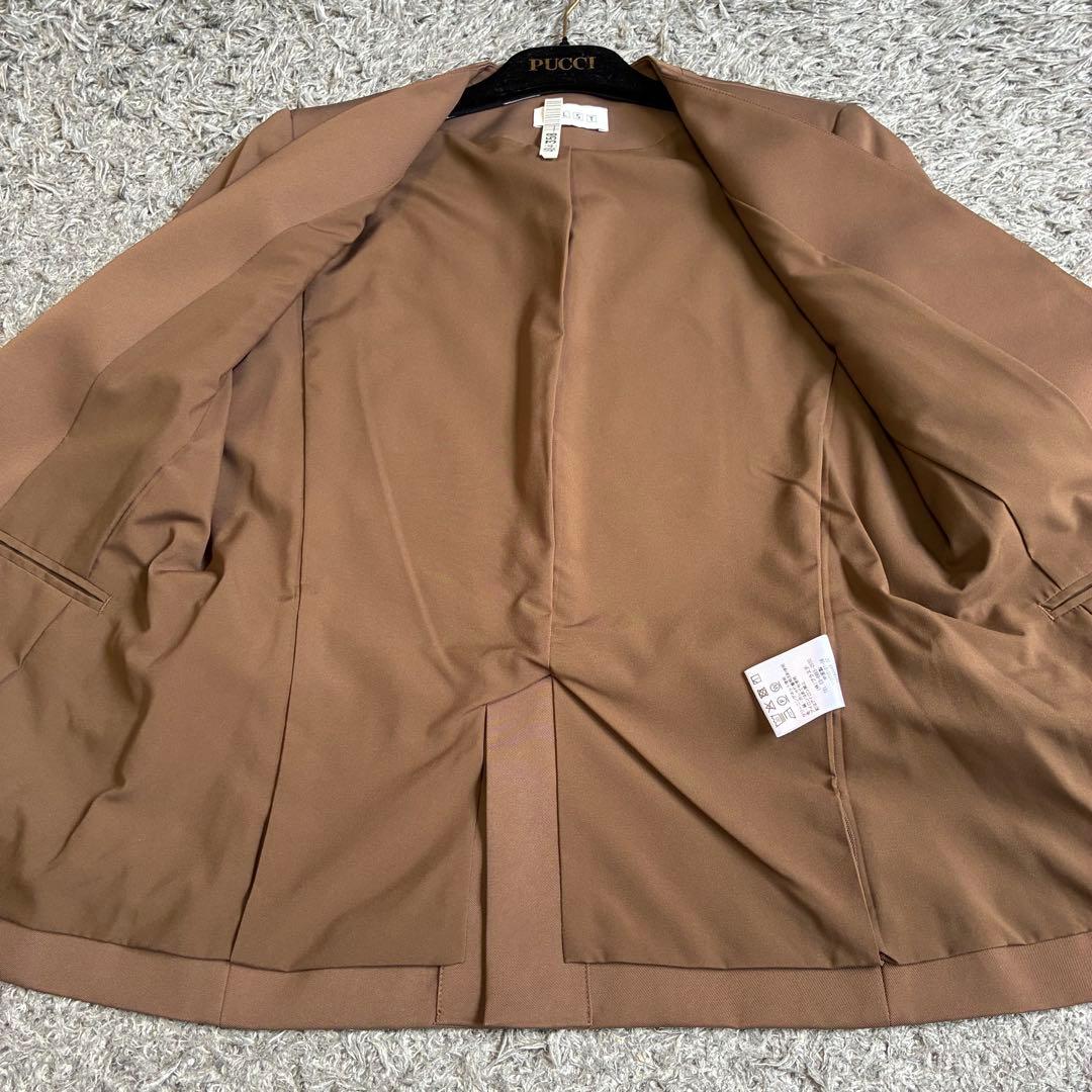 【美品】PLST ノーカラ―パンツスーツ コンフォートリュクス 茶色 S/XS