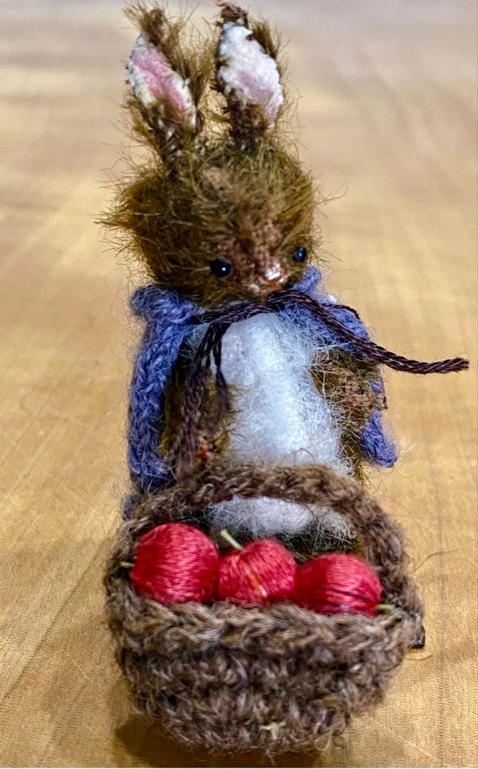 moriのえほん様　りんごを持った紫マントの茶色うさぎ　ミニチュアぬいぐるみ