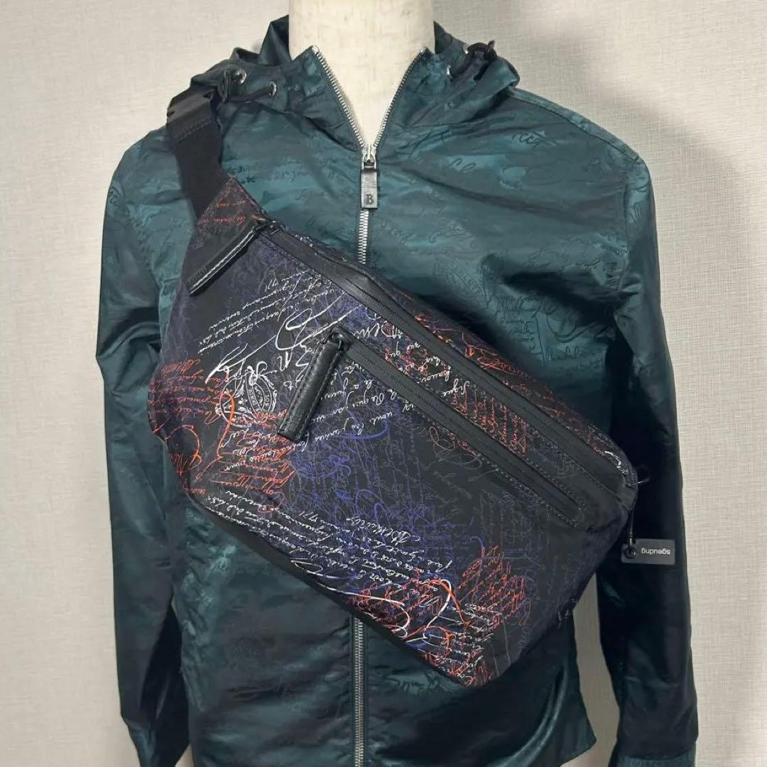 19SS限定　約36万円　美品　Berluti ボディバッグ　スクリット カリグ