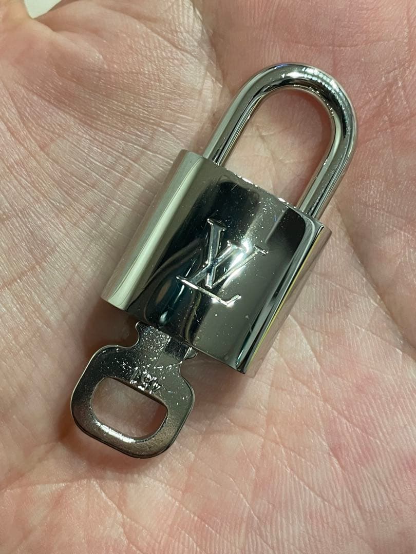ヴィトン 鍵　カデナ　南京錠　カギ　付属品　純正　中古　シルバー　セット