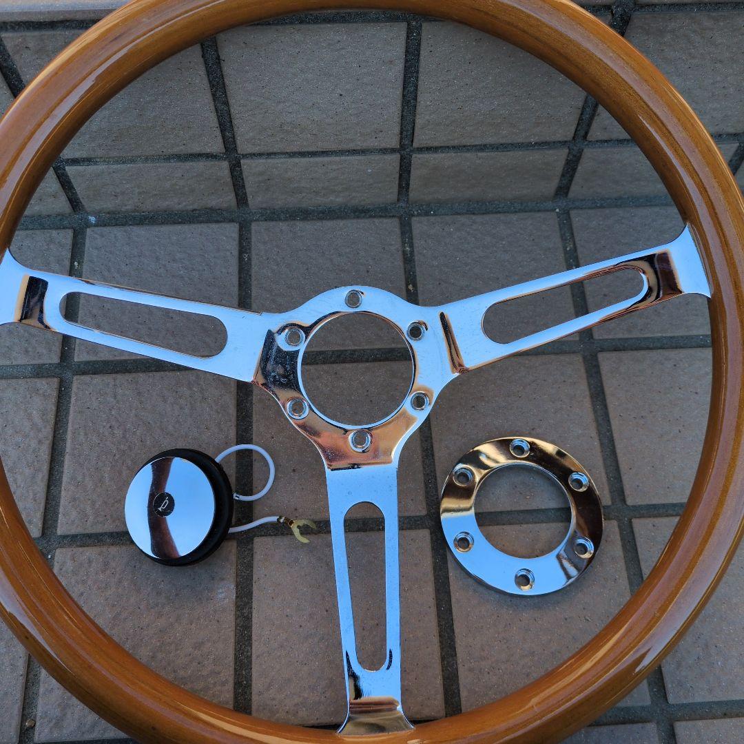 ウッドとクロームの3スポークステアリングホイール