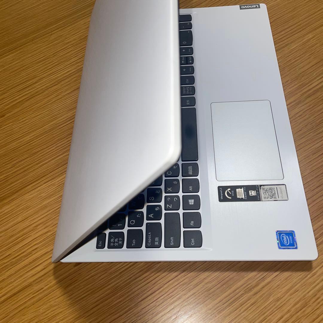 Lenovo 15.6インチホワイト美品❤️快適SSD✨ Windows 11