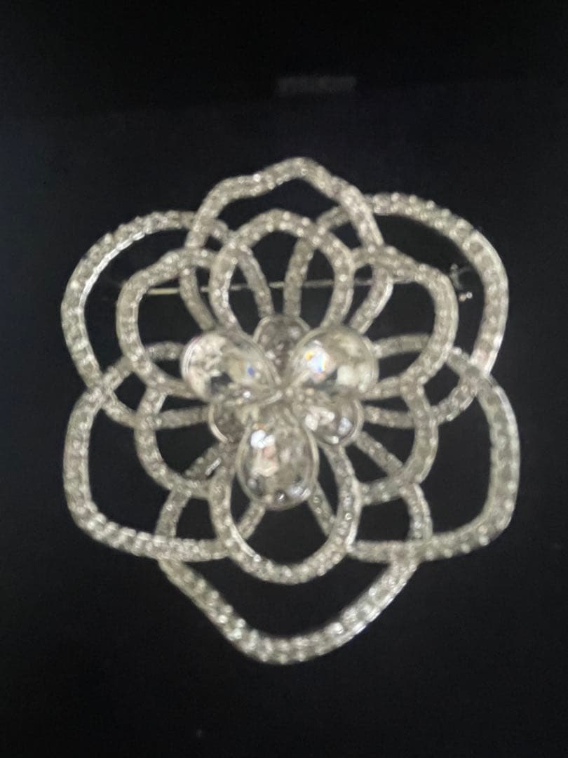 美品❗️スワロフスキーお花のブローチ