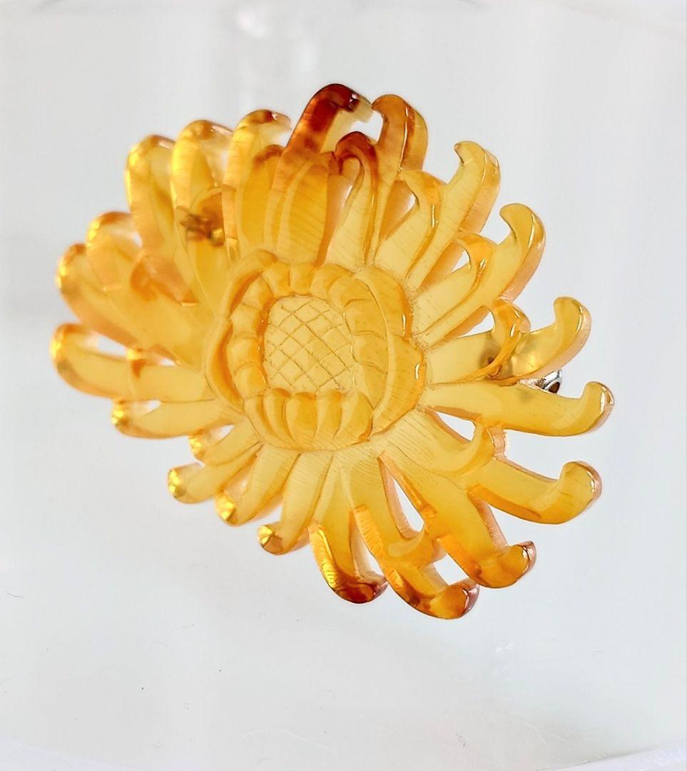 ヴィンテージ ブローチ 本鼈甲 彫刻 菊の花 モチーフ D32