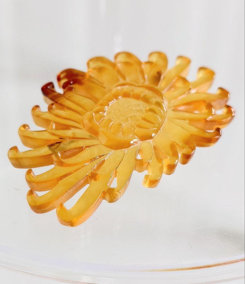 ヴィンテージ ブローチ 本鼈甲 彫刻 菊の花 モチーフ D32