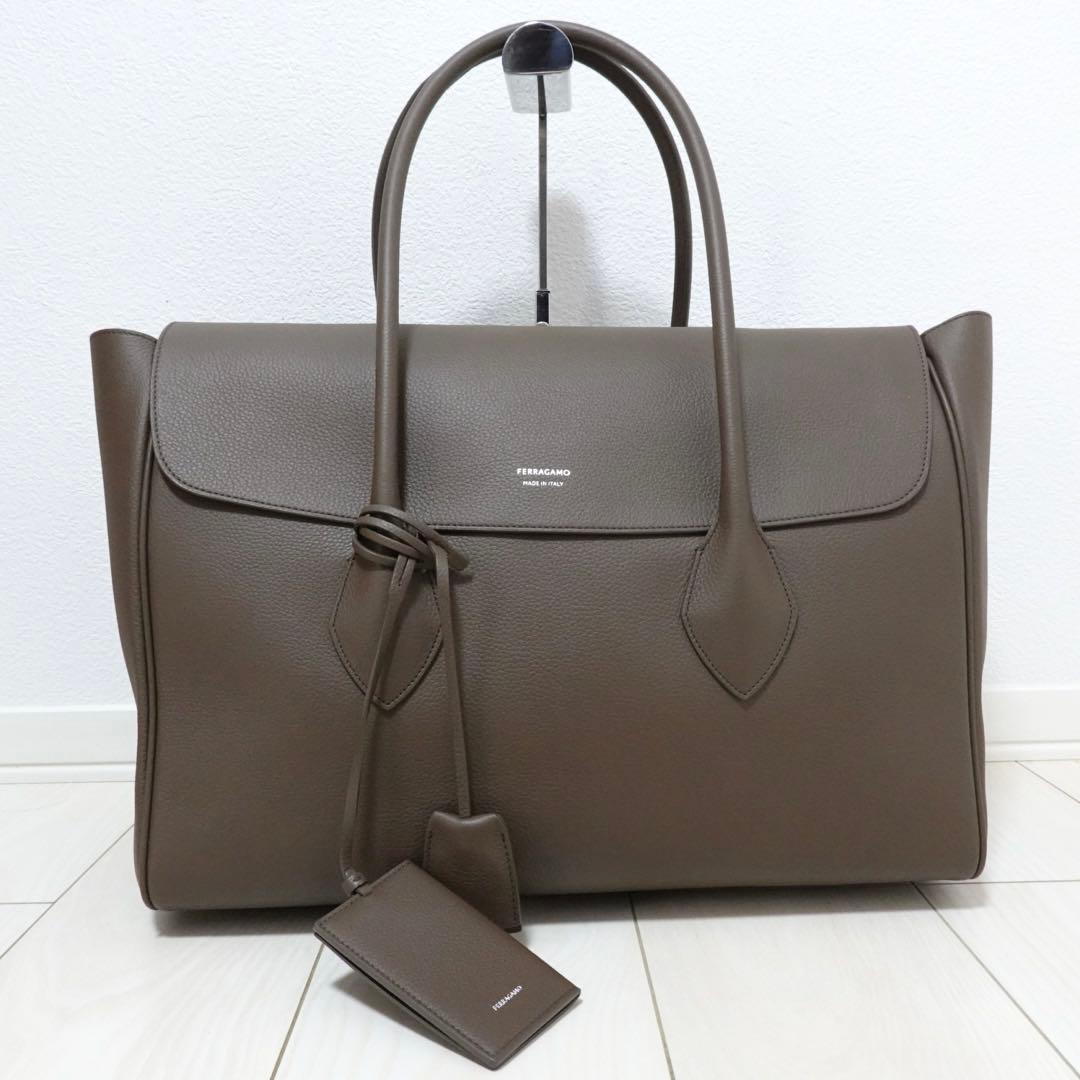 フェラガモ　イーストウエスト　トートバッグ　ビジネスバッグ　ハンドバッグ　大容量