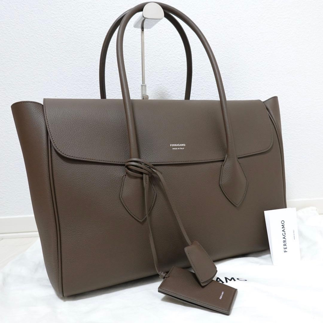 フェラガモ　イーストウエスト　トートバッグ　ビジネスバッグ　ハンドバッグ　大容量