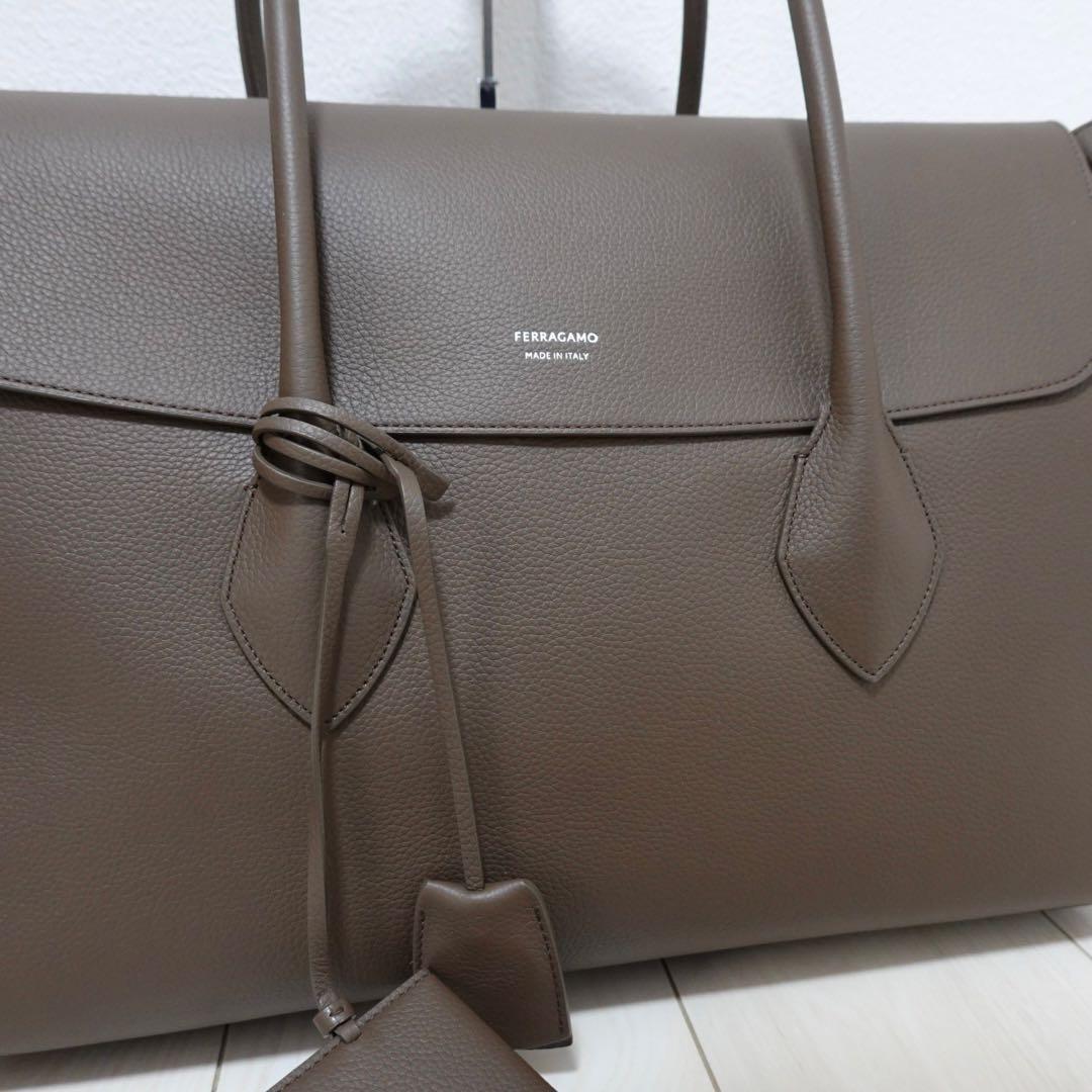 フェラガモ　イーストウエスト　トートバッグ　ビジネスバッグ　ハンドバッグ　大容量