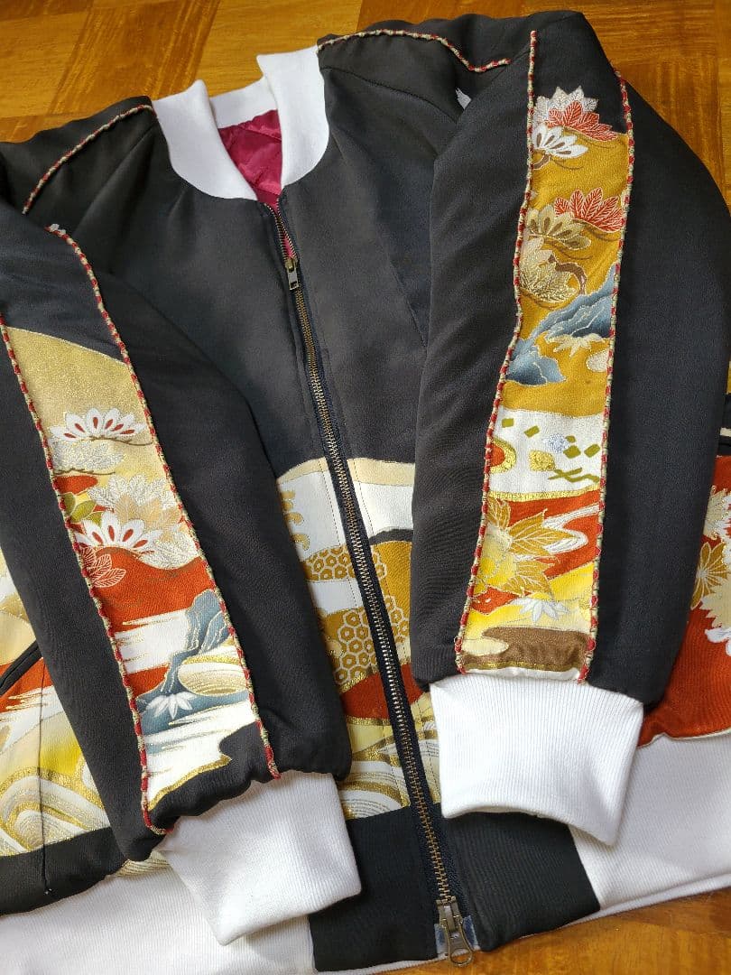 め1121着物リメイク正絹古布黒留袖江戸褄縮緬ビンテージスカジャンハンドメイド