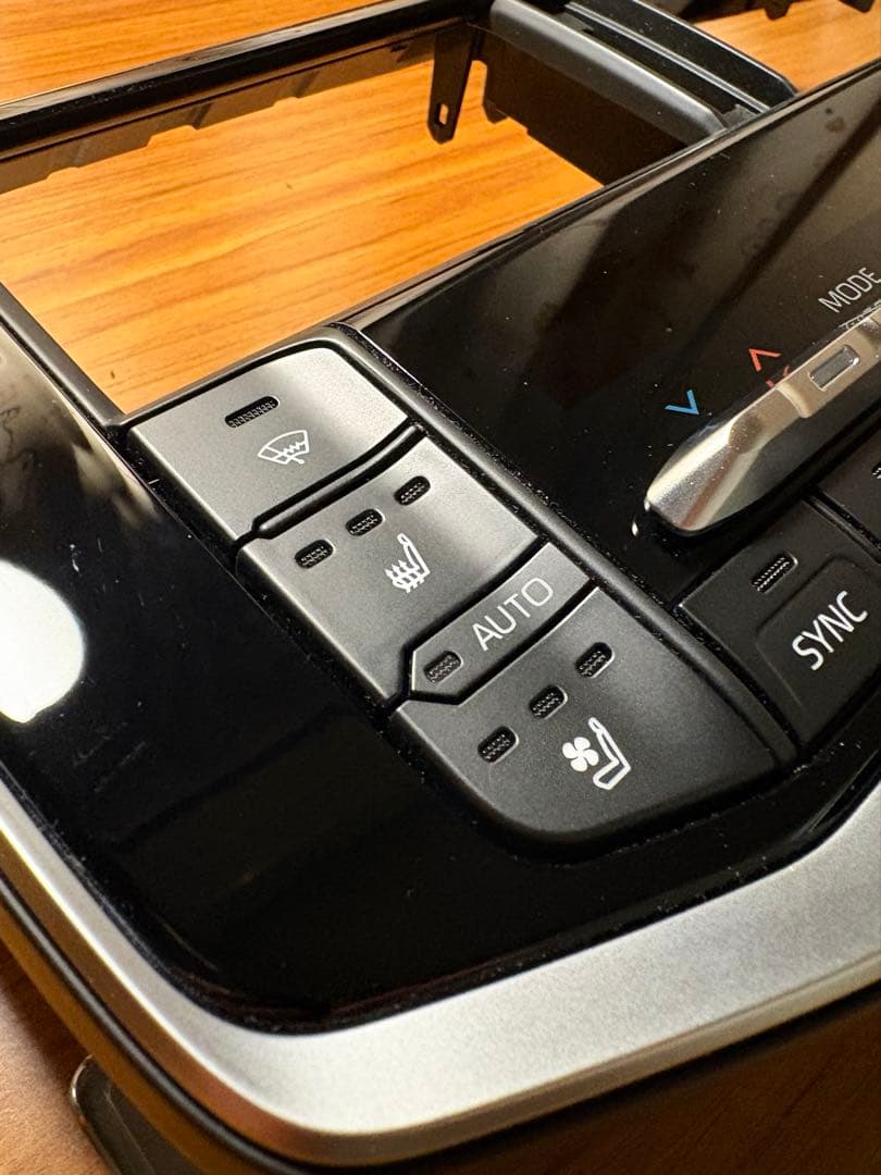 トヨタ ランクル300 エアコンパネル