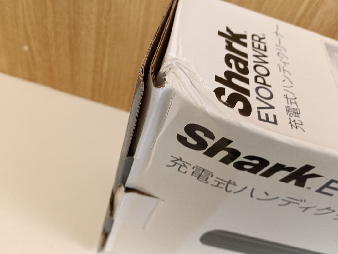 ②SHARK充電式ハンディクリーナー未使用ですが箱ダメージ有り