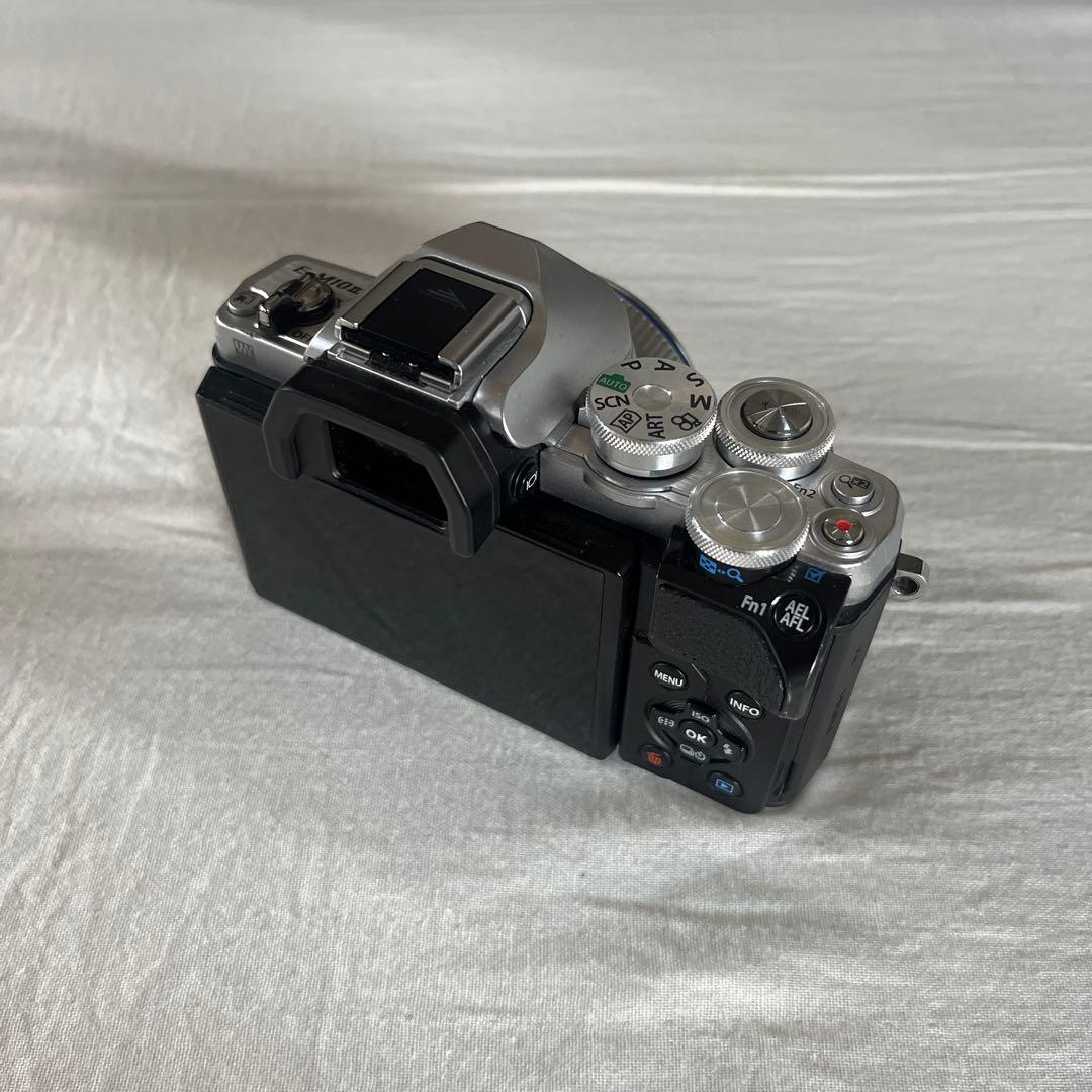 OLYMPUS OM-D E-M10 Mark III + 17mmレンズセット