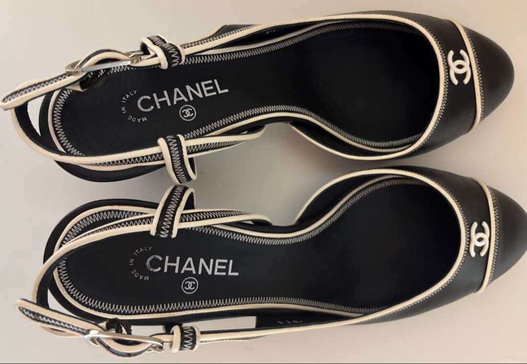 CHANELブラック、ベージュのパンプス