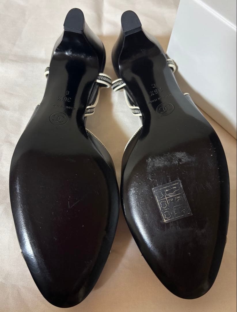 CHANELブラック、ベージュのパンプス