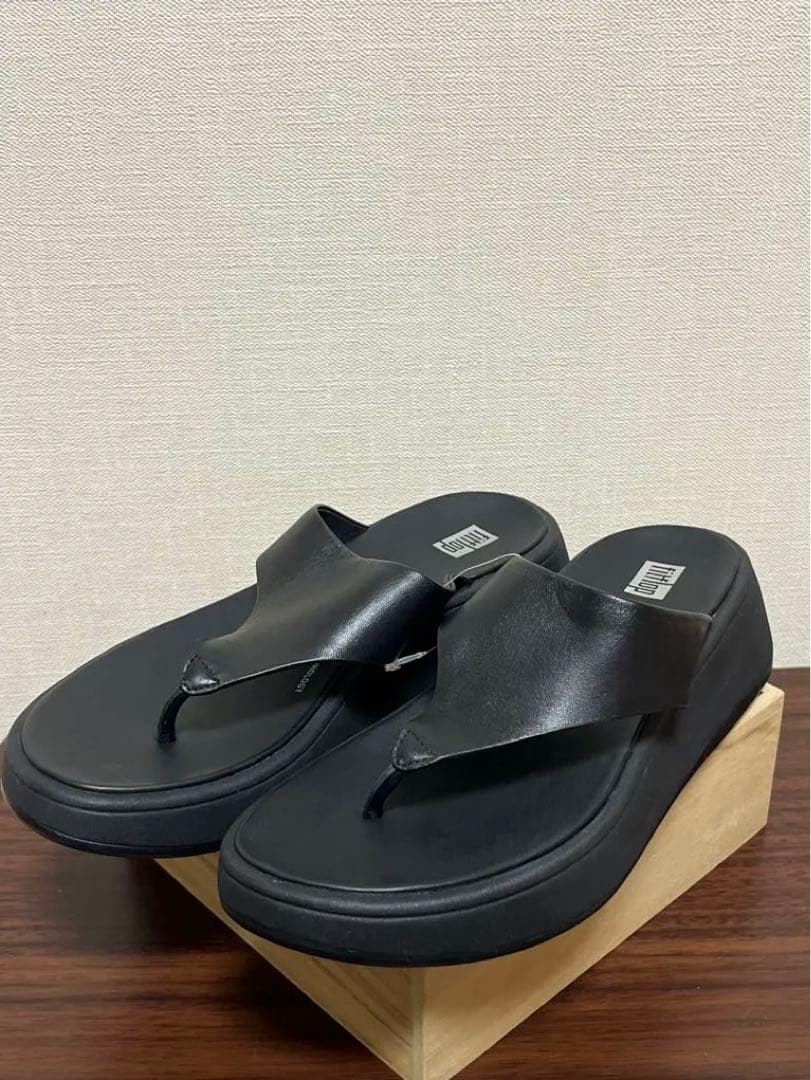 M*i様 【新品未使用】フィットフロップ　トングサンダル　ブラック　レザーUS6