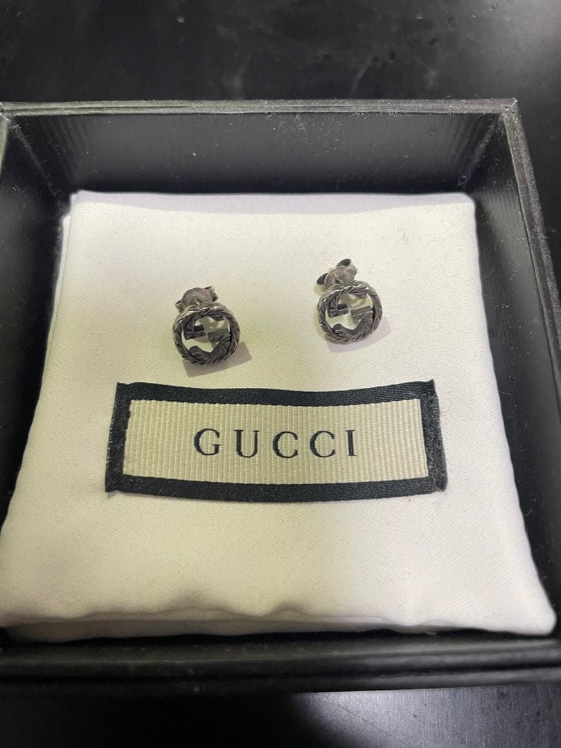 GUCCI シルバー ロゴ スタッドピアス