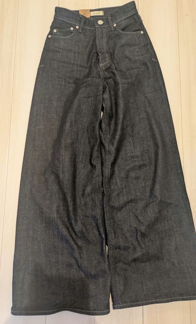 美品タグ有 ヤヌーク　ワイドフレア　サイズ23