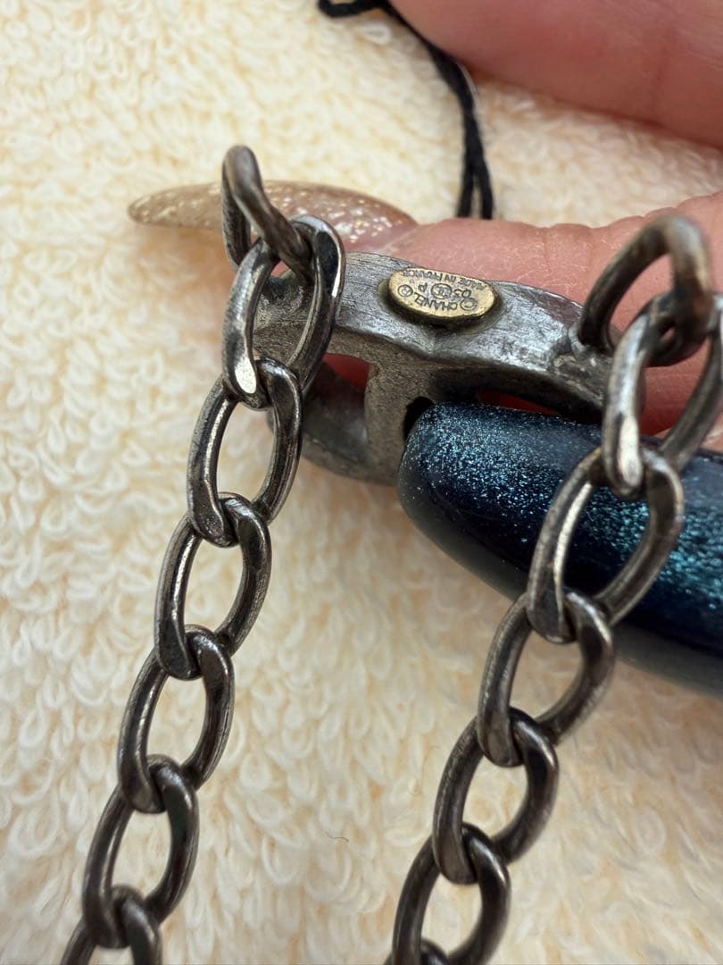 CHANEL シルバー ロゴ付きストラップ