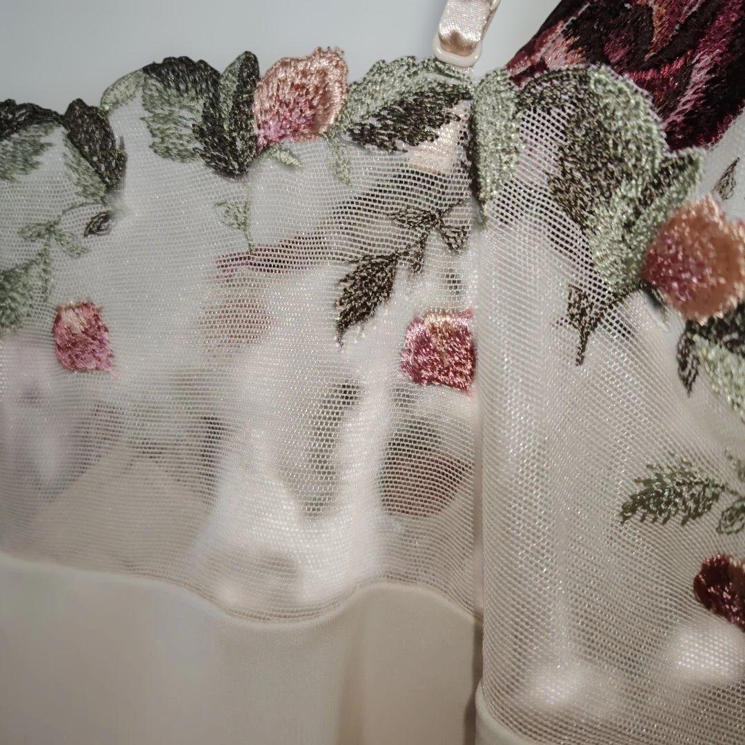 トレフル　花柄刺繍 キャミソール ベージュ85-85新品タグ付き