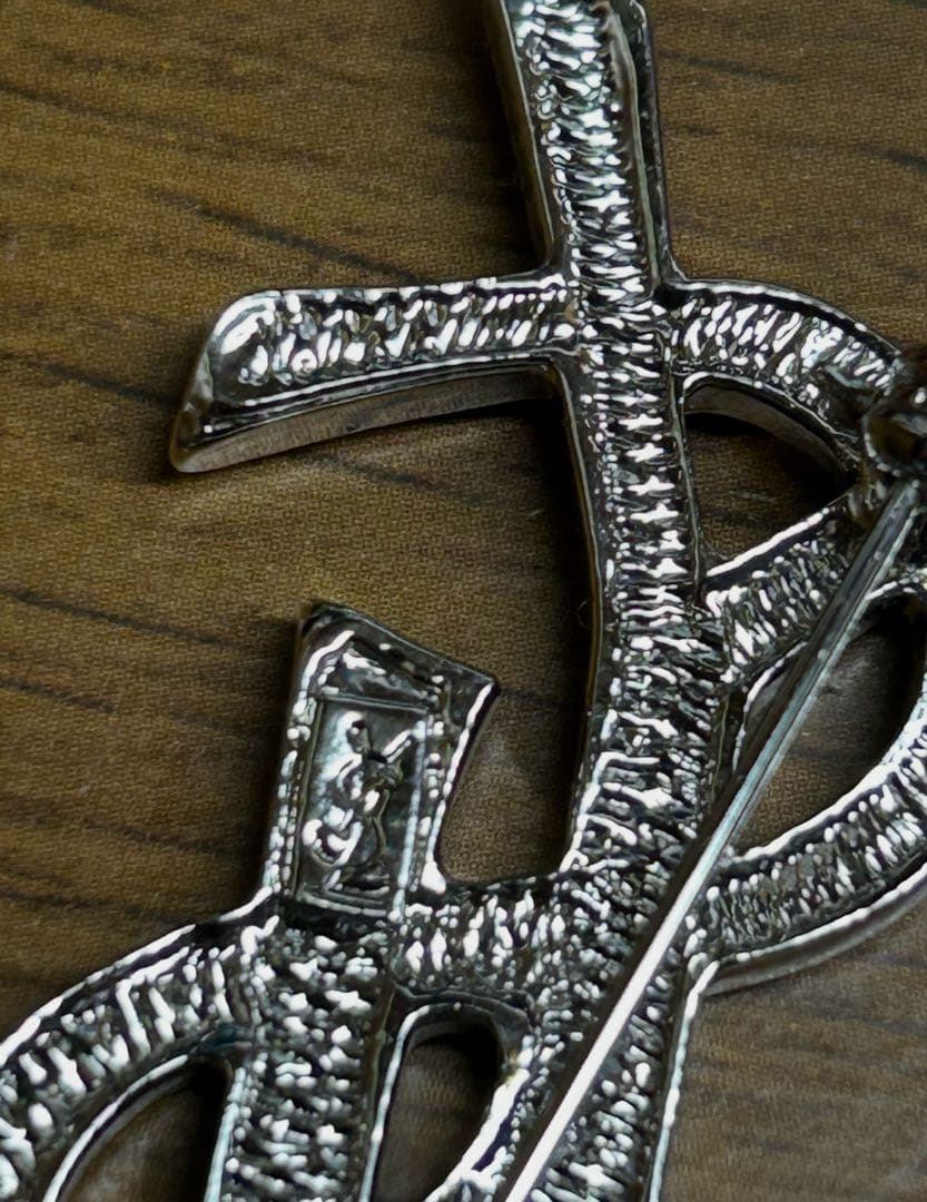 YSL ロゴ ブローチ シルバー クリスタル