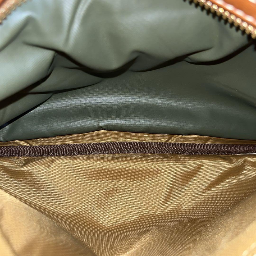 ハンティングワールド　ショルダーバッグ　メッセンジャーバッグ　バチューサー　ロゴ