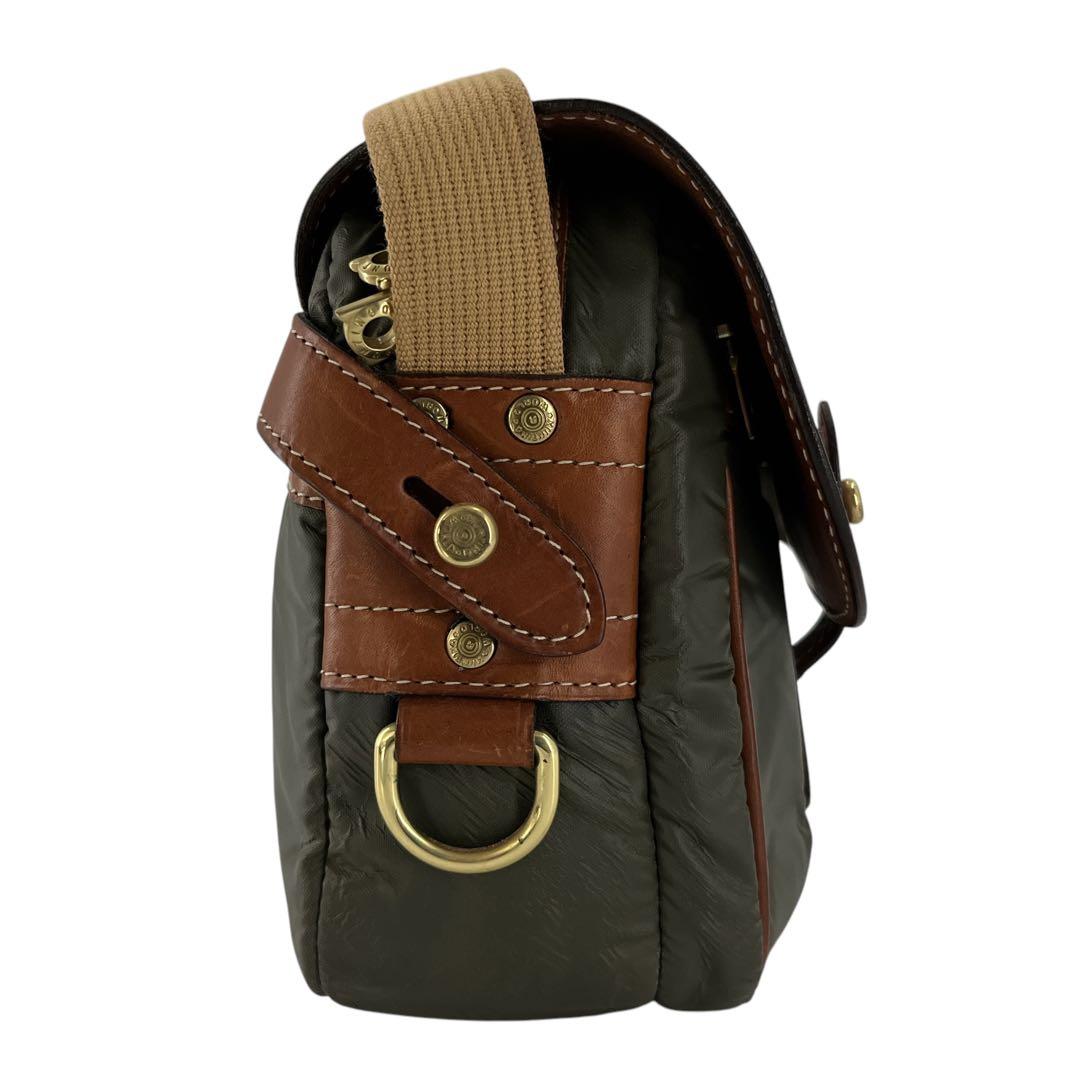 ハンティングワールド　ショルダーバッグ　メッセンジャーバッグ　バチューサー　ロゴ