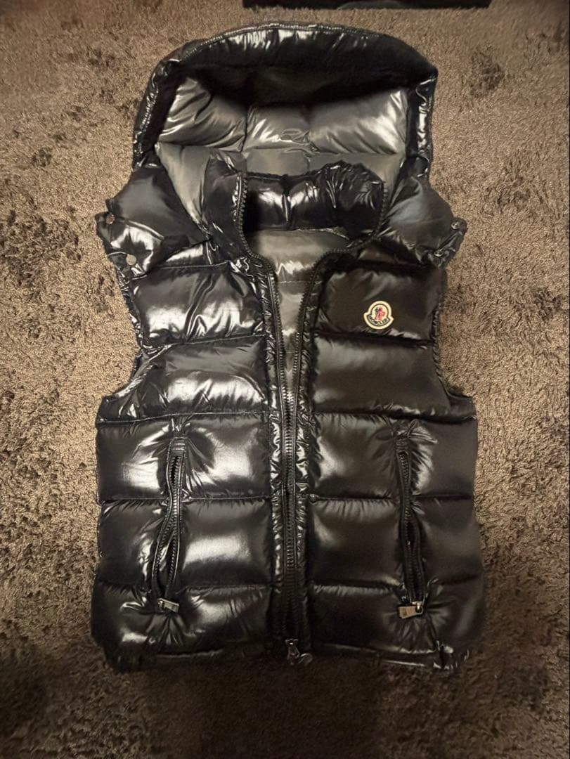 MONCLER ブラック フード付きダウンベスト