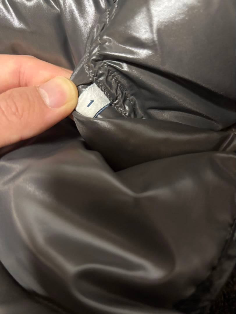 MONCLER ブラック フード付きダウンベスト