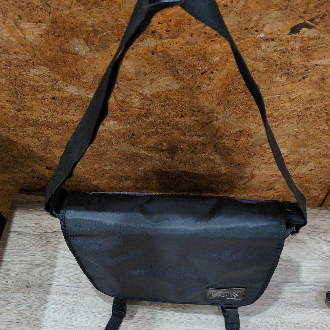 【新生活に向けて】未使用　パソコン収納付きDIESEL メッセンジャーバッグ