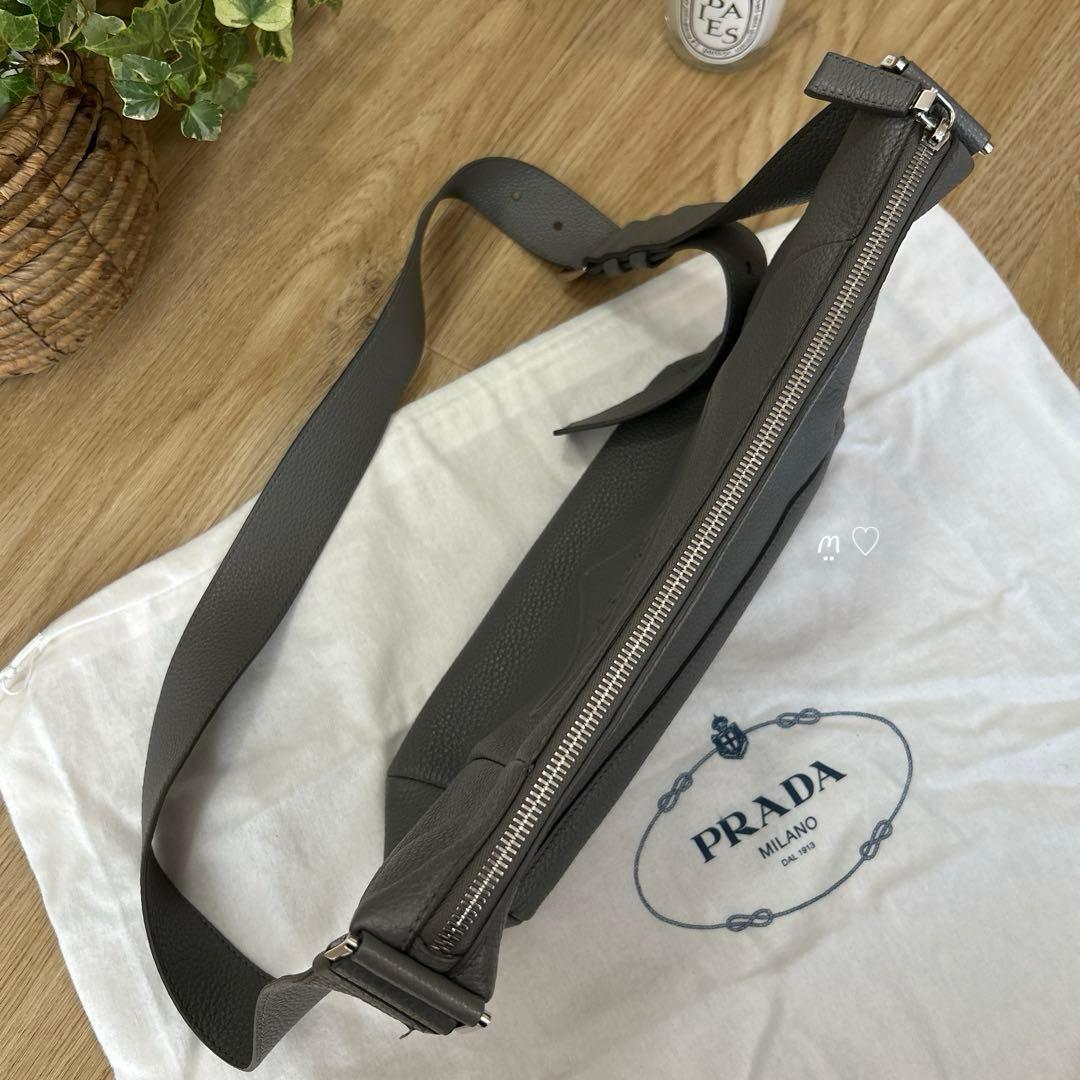 プラダ　ヴィッテロダイノレザーロゴショルダーバッグ　メッセンジャー　2VH165