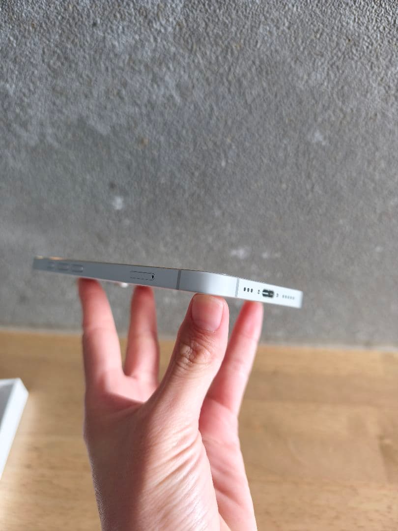 Apple iPhone 16e　ホワイト　128GB