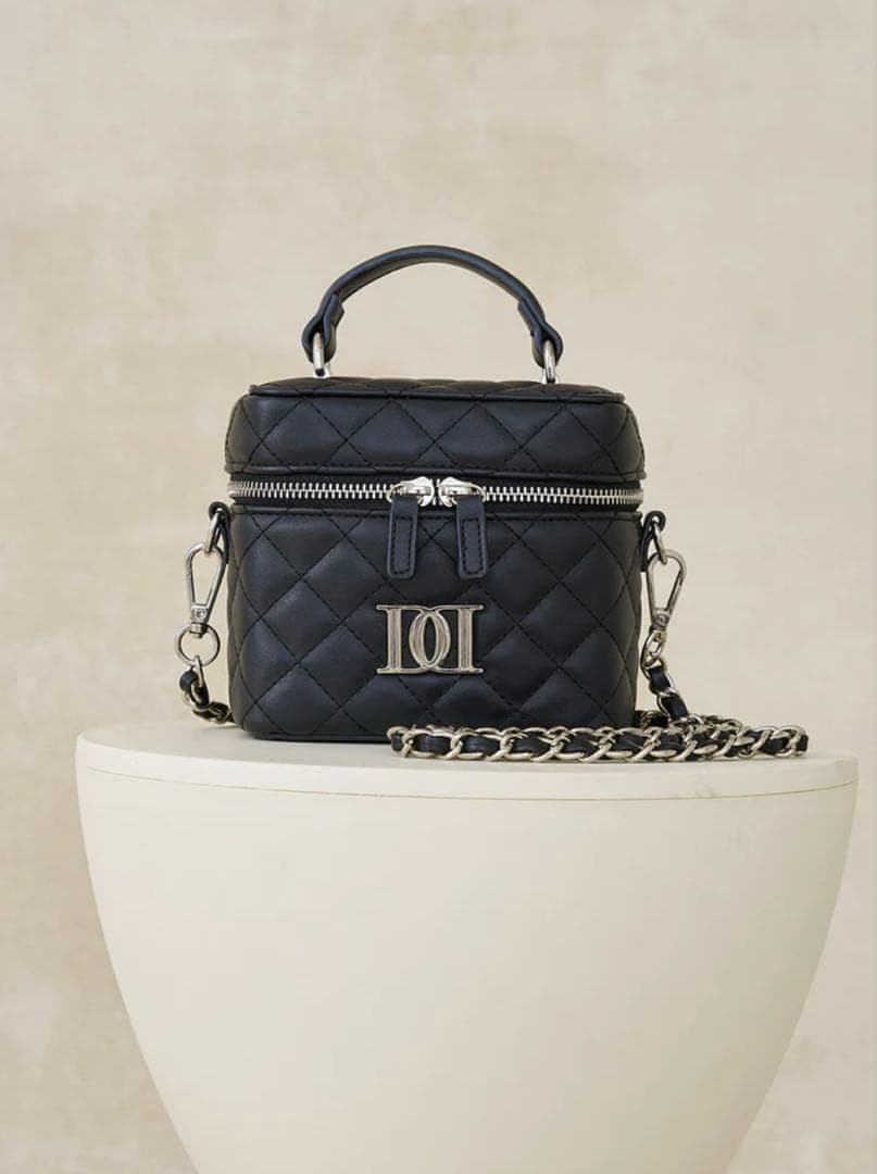 ダーリッチ Darich キルティングスクエアミニバッグ 黒 シルバーパーツ