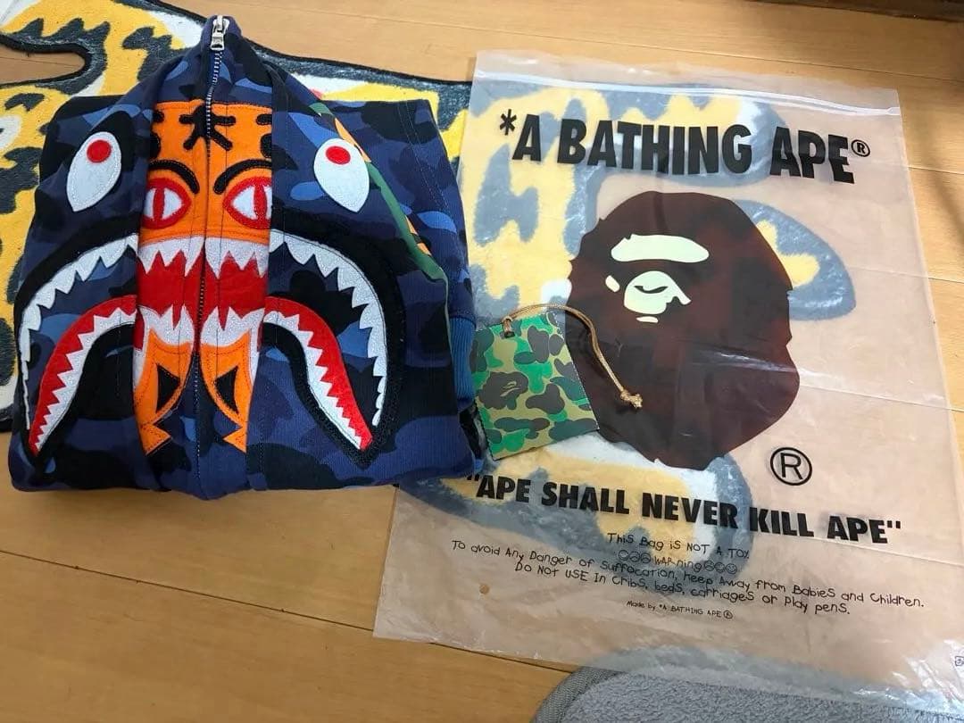 りんりんA Bathing Ape シャークパーカー Mサイズ
