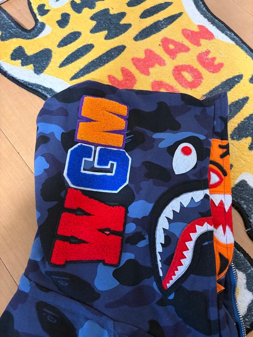 りんりんA Bathing Ape シャークパーカー Mサイズ