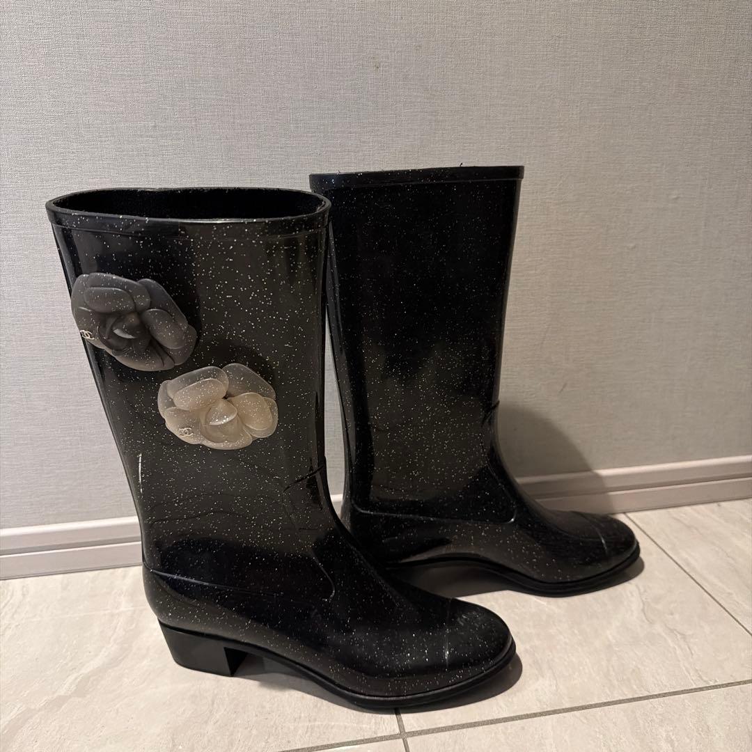 CHANEL ブラックラメ レインブーツ カメリア