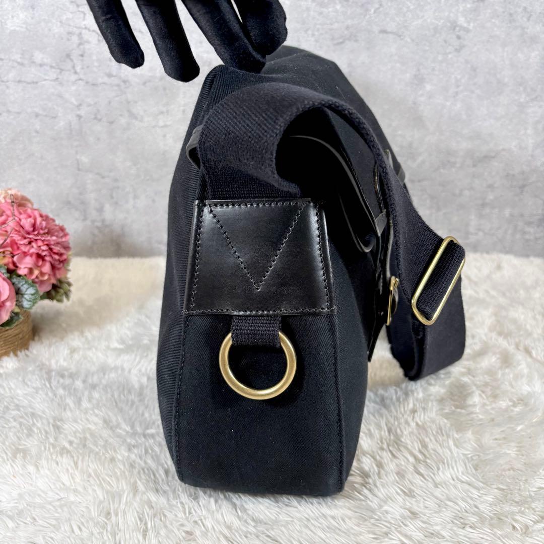 【美品】 ブレディ 黒 ショルダーバッグ アリエルトラウト メッセンジャー