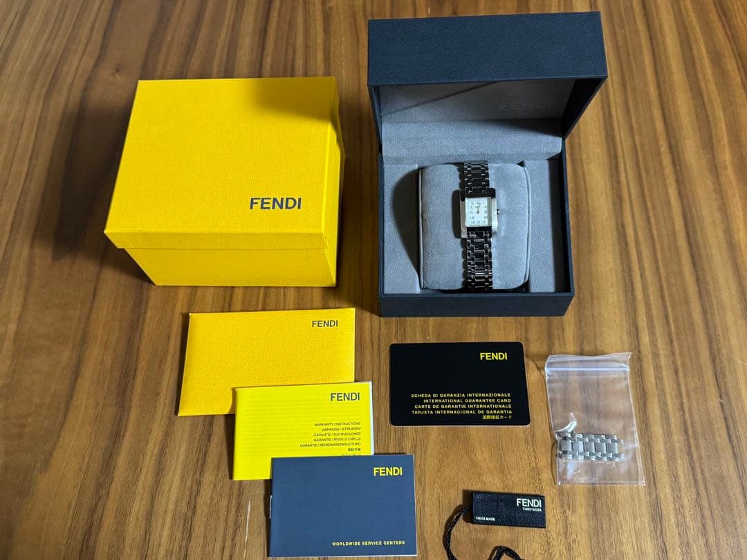 FENDI スクウェアフェイス 7000L 文字盤ホワイト レディース