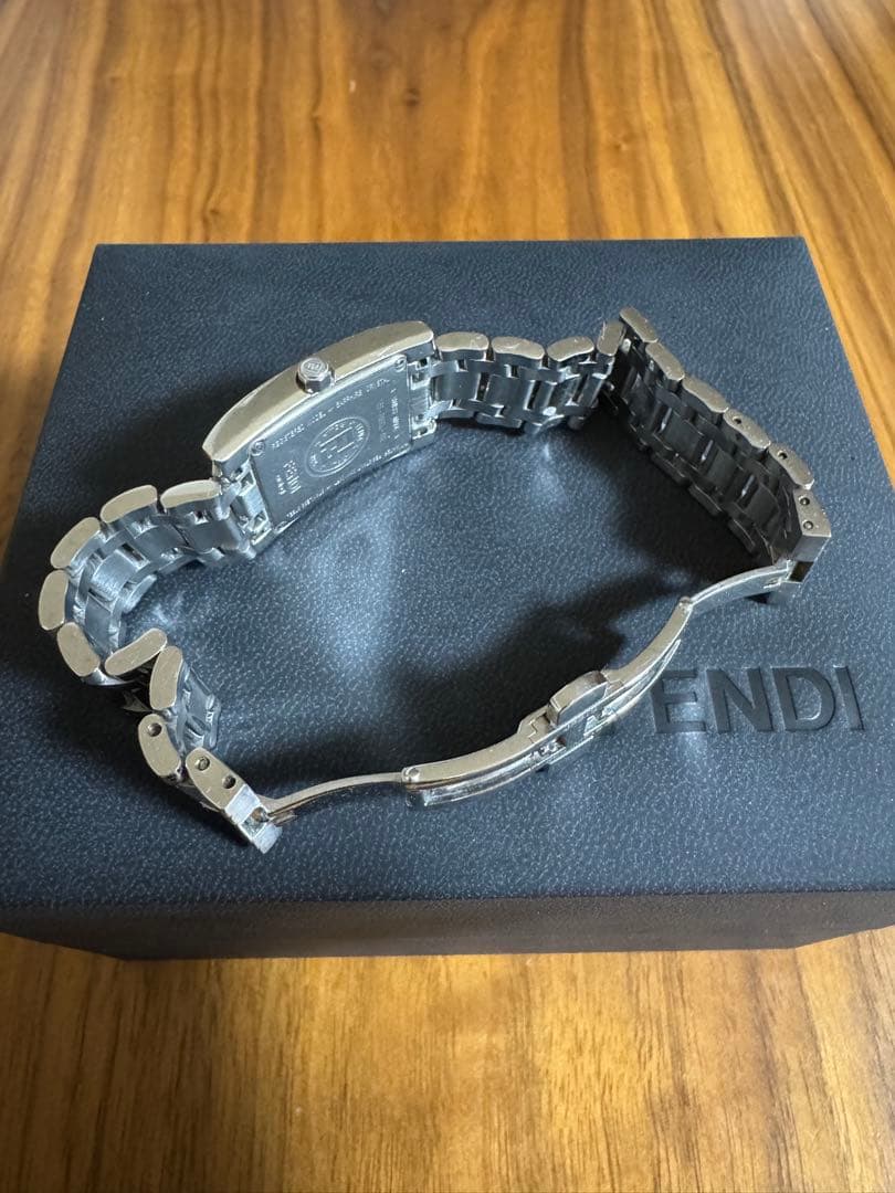 FENDI スクウェアフェイス 7000L 文字盤ホワイト レディース