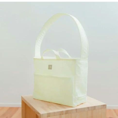 Lisumom マザーズバッグ　2 way バニラ色