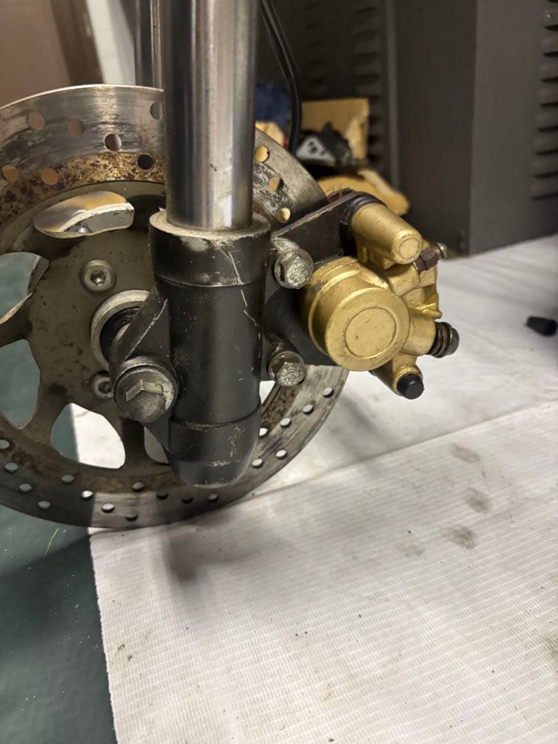 バイク フロントフォーク 油圧ブレーキキャリパー