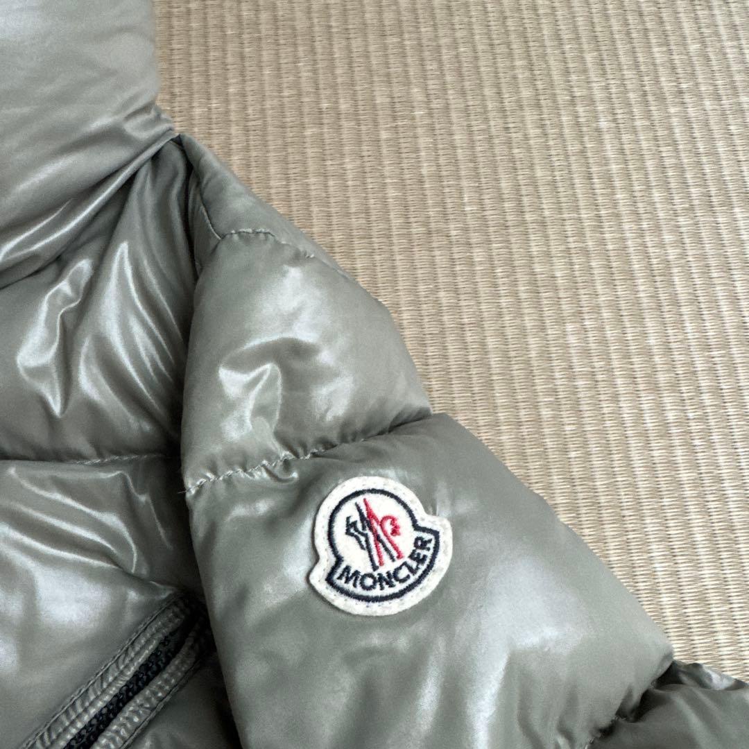 なな モンクレール フード付きカーキ　ダウンジャケット　0サイズ