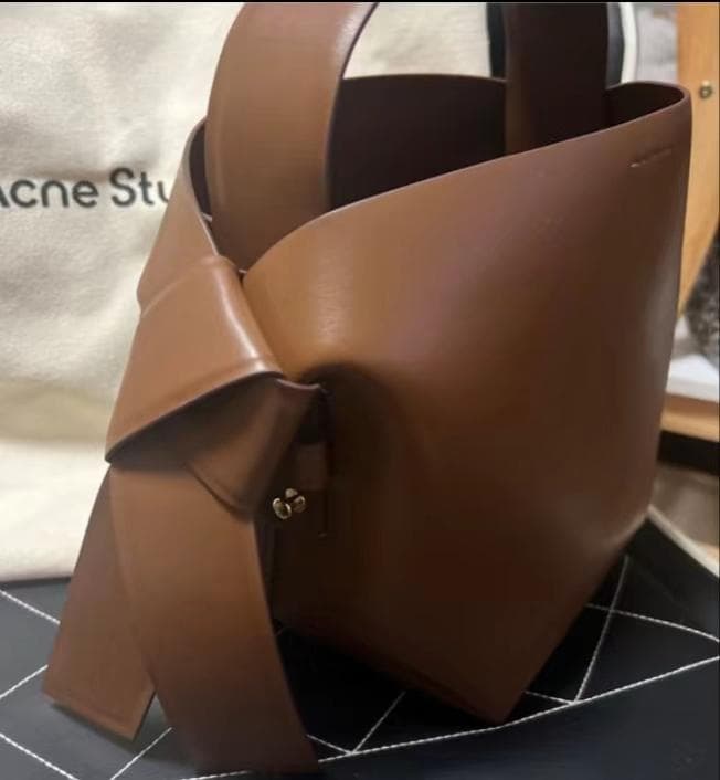 acne studios ムスビハンドバッグ