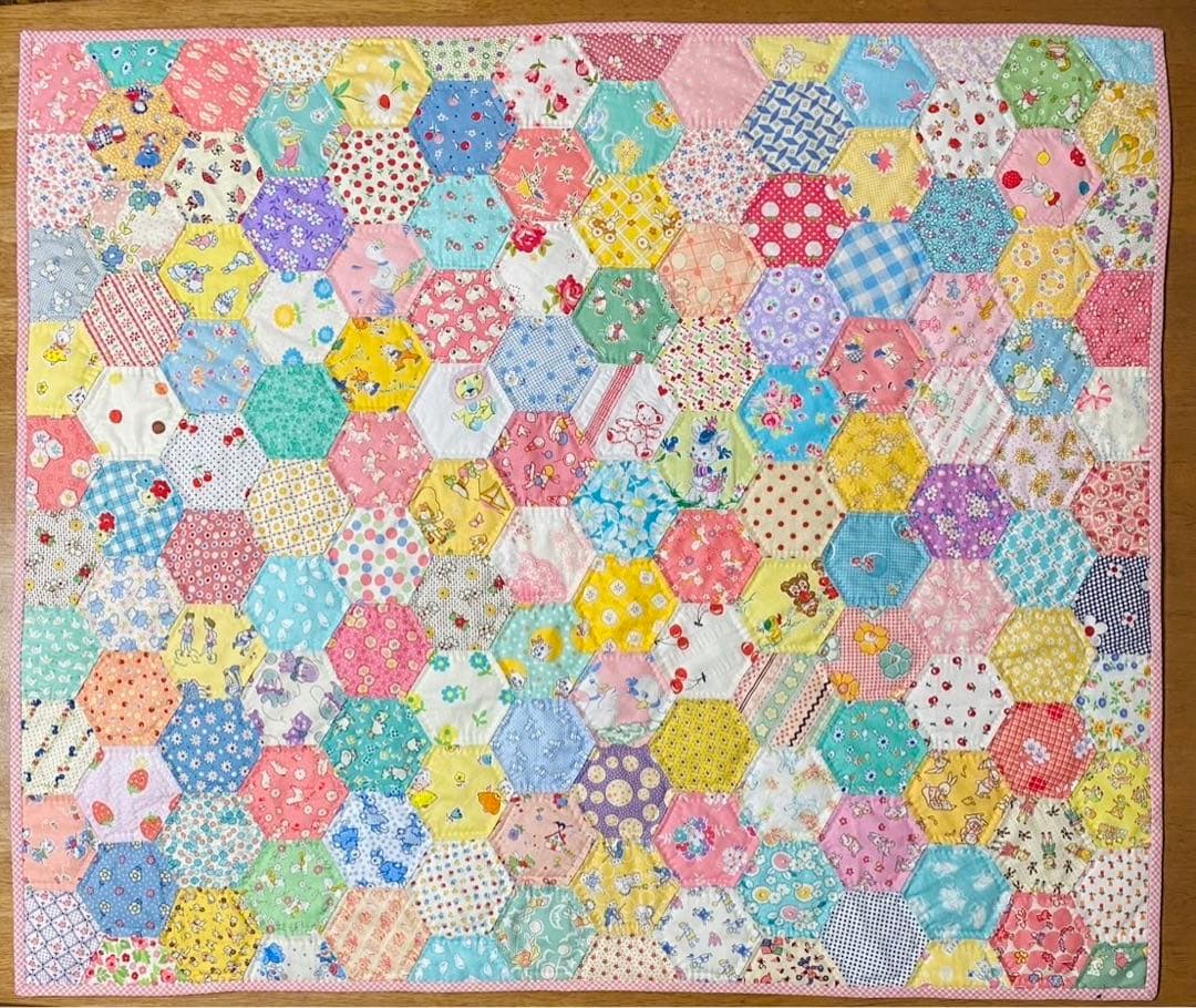 パッチワークキルト　ヘキサゴンのキルト