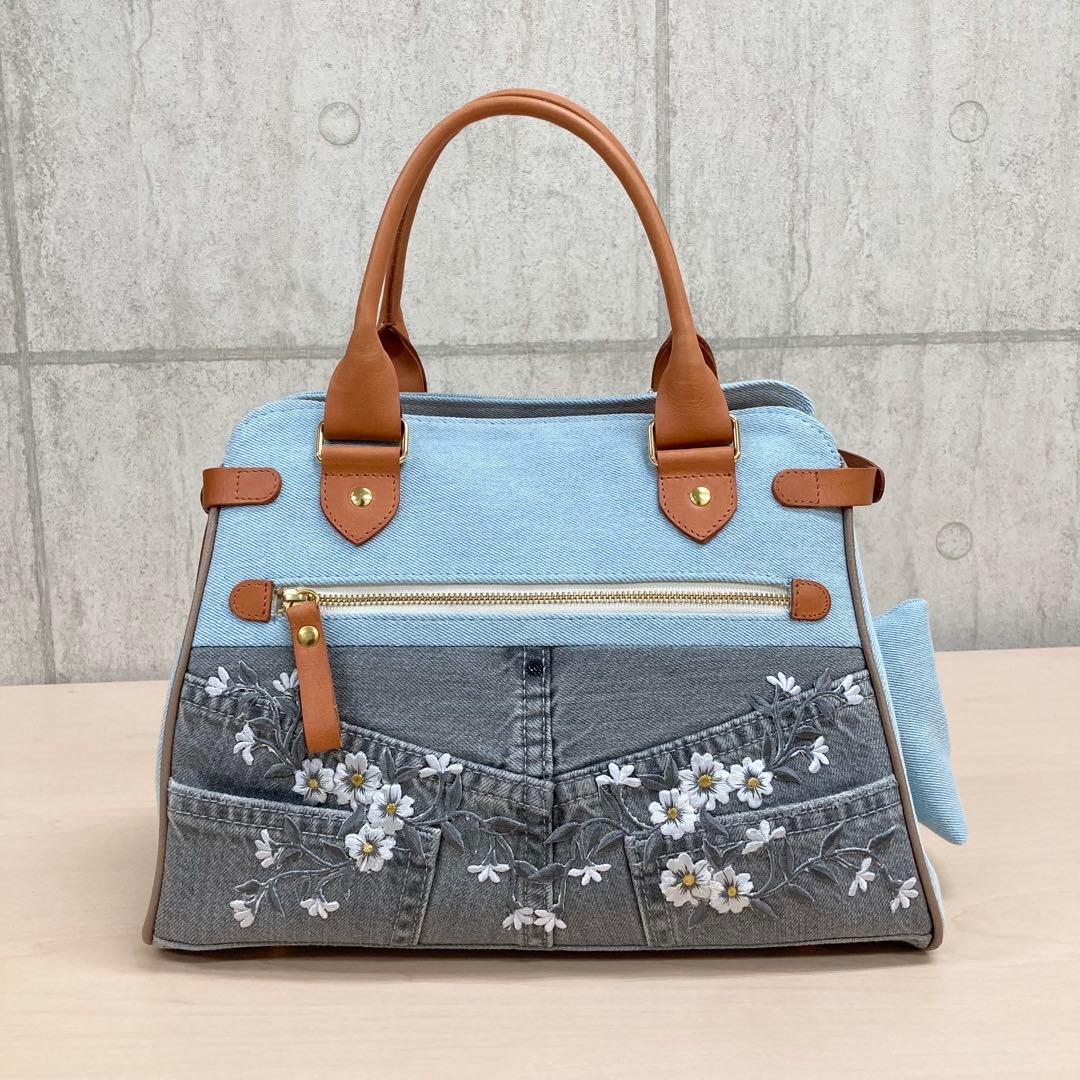 デニムリメイク✖︎本革　2wayハンドバッグ　刺繍花柄　チャーム 底板底鋲付き