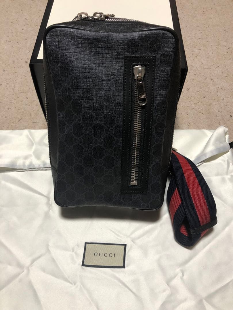 ア*ズ様 GUCCI ボディバッグ ブラック レザー GGパターン