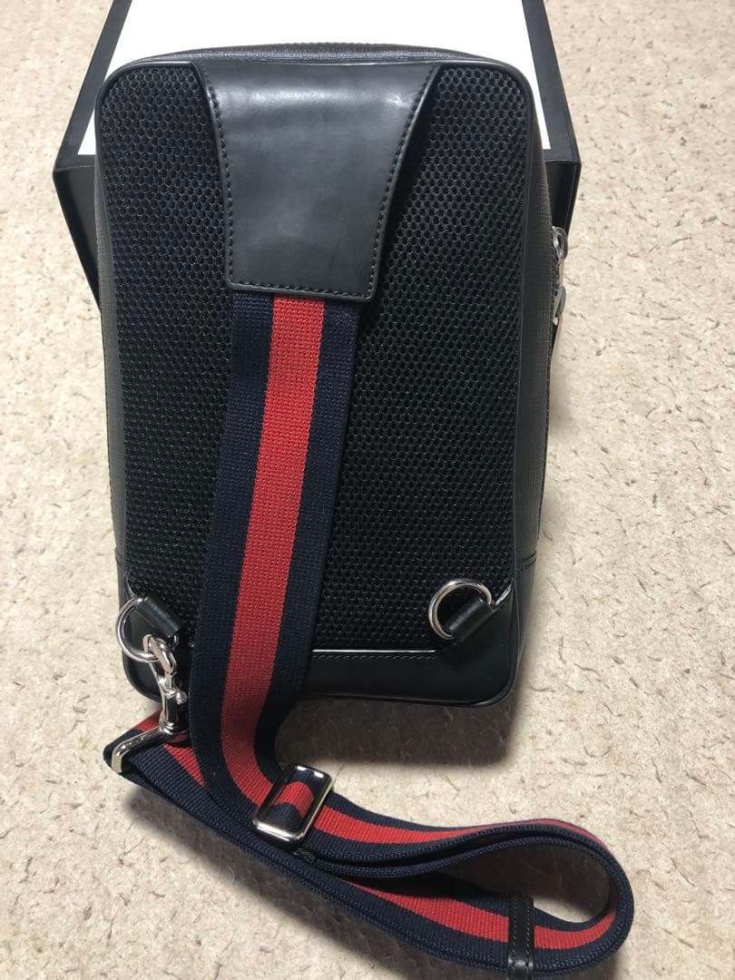 ア*ズ様 GUCCI ボディバッグ ブラック レザー GGパターン