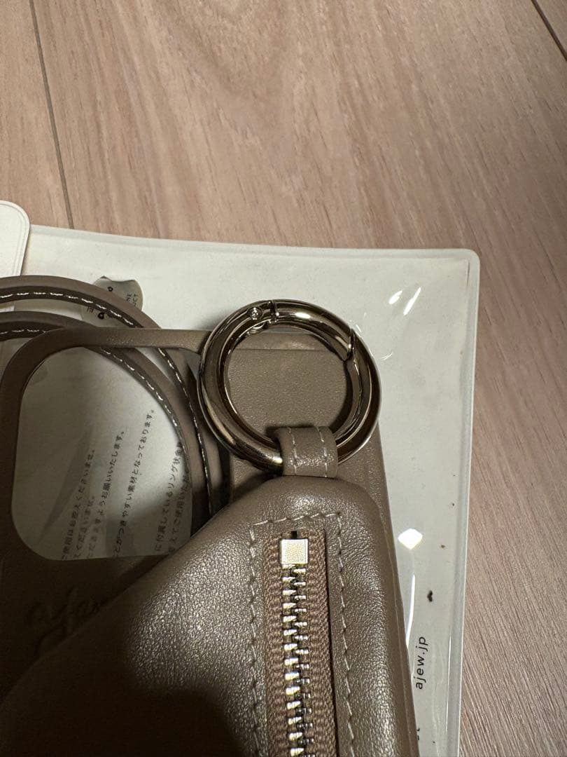 ajew ストラップ付きケース ベージュ