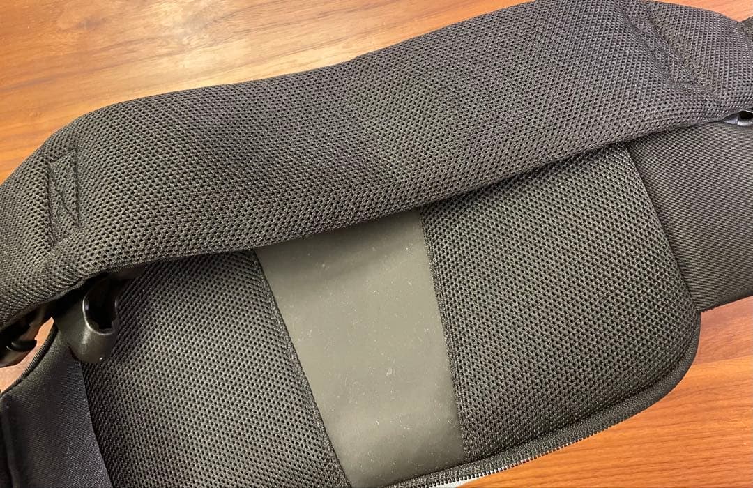 ポムル　POMULU ブラック スリングバッグ