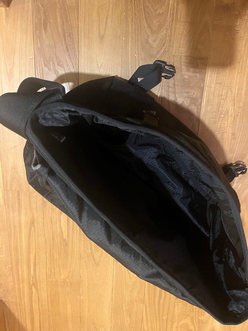 Overland メッセンジャーバッグ 黒/グレー