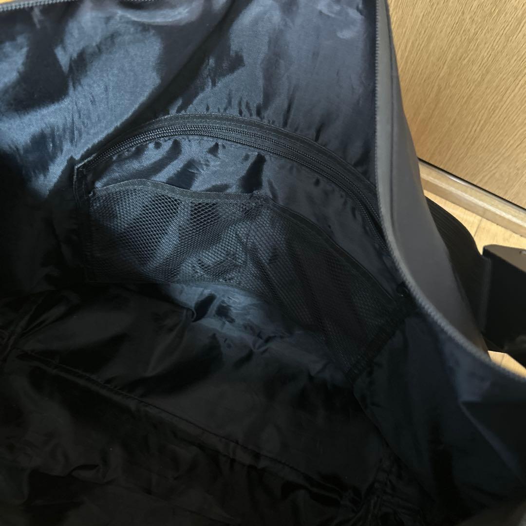 meltum ブラック ナイロン メッセンジャーバッグ